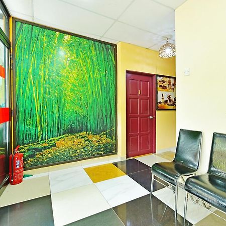 Oyo 873 Bamboo Inn Batu Ferringhi Extérieur photo